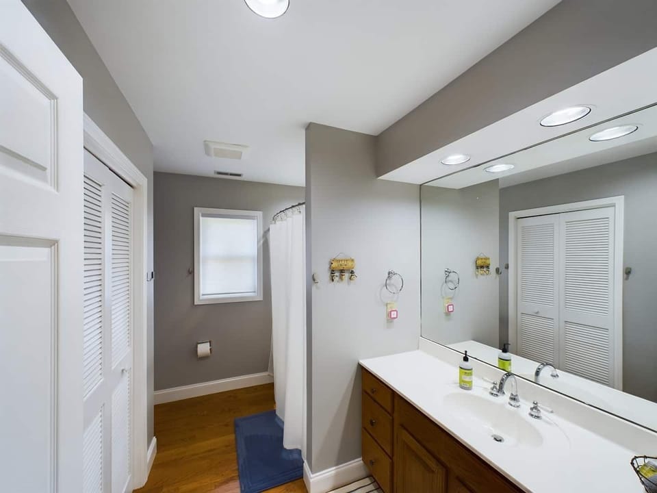 Upstairs shared bathroom.