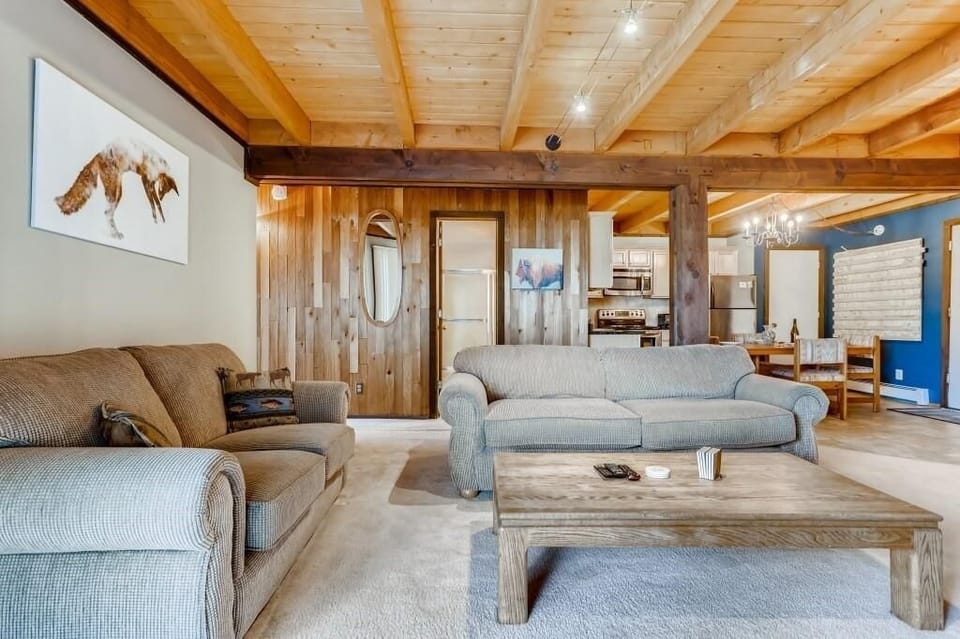 Condo, 2 Bedrooms | Living area | Smart TV