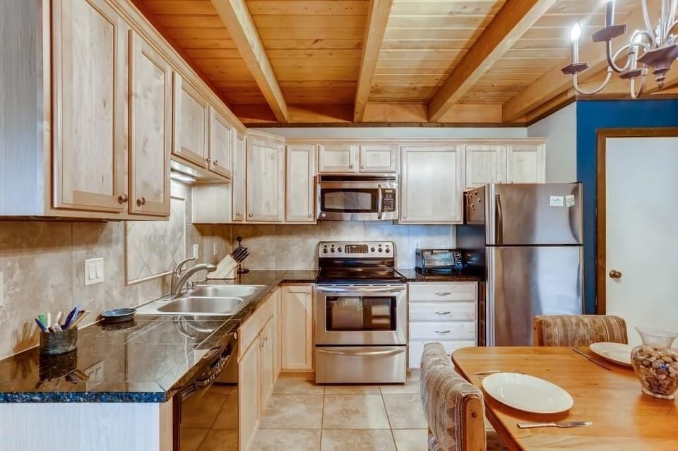 Condo, 2 Bedrooms | Private kitchen | Fridge, microwave, oven, coffee/tea maker