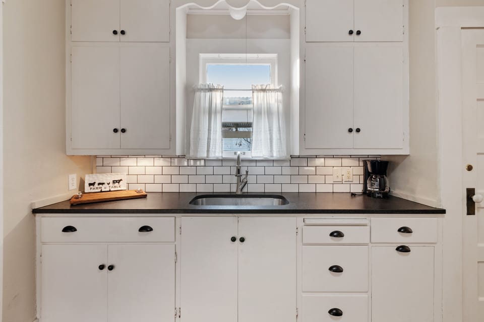 House, 2 Bedrooms | Private kitchen | Fridge, oven, stovetop, coffee/tea maker