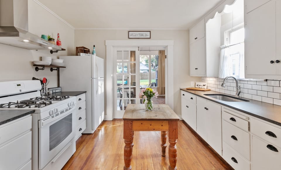 House, 2 Bedrooms | Private kitchen | Fridge, oven, stovetop, coffee/tea maker