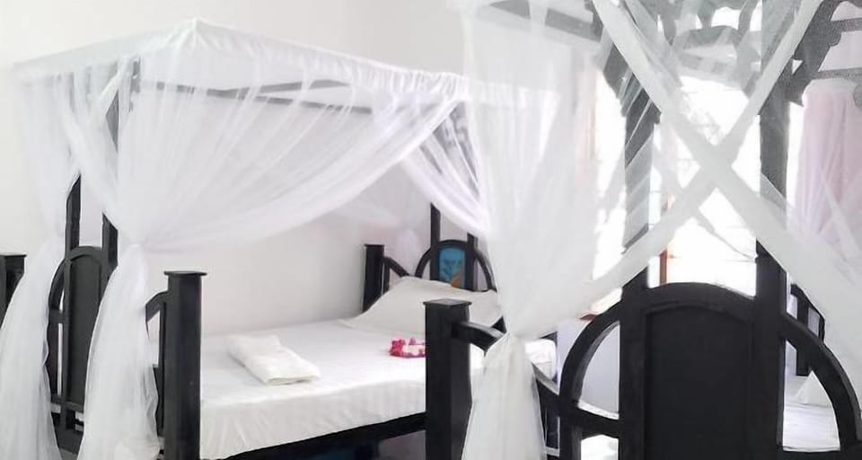 Basic Single Room | Desk, free WiFi, bed sheets