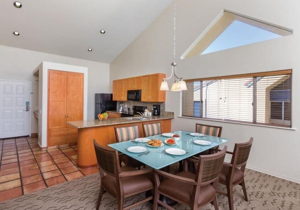 Dining area/kitchen