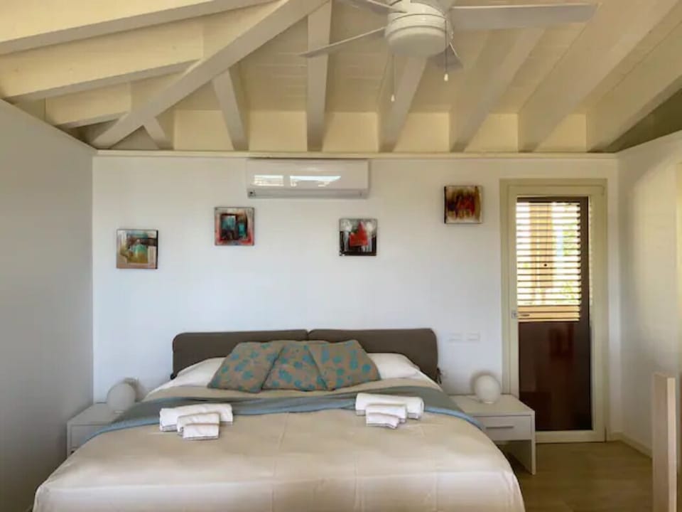 Bedroom with king size bed