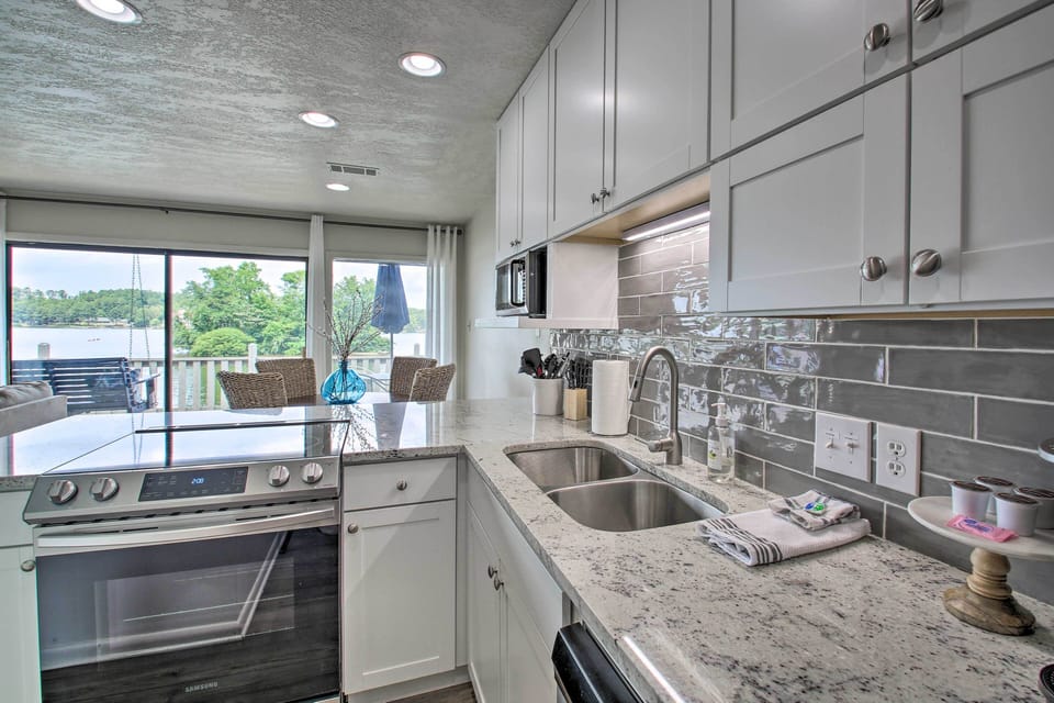 Fully Equipped Kitchen | Toaster | Hot Water Pot | Ice Maker