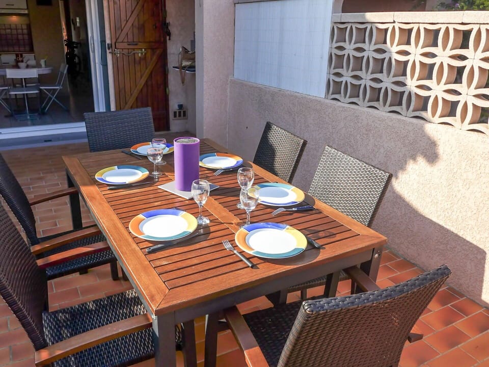 Table, Furniture, Tableware, Chair, Dishware, Building, Wood, Textile, Interior Design, Plate