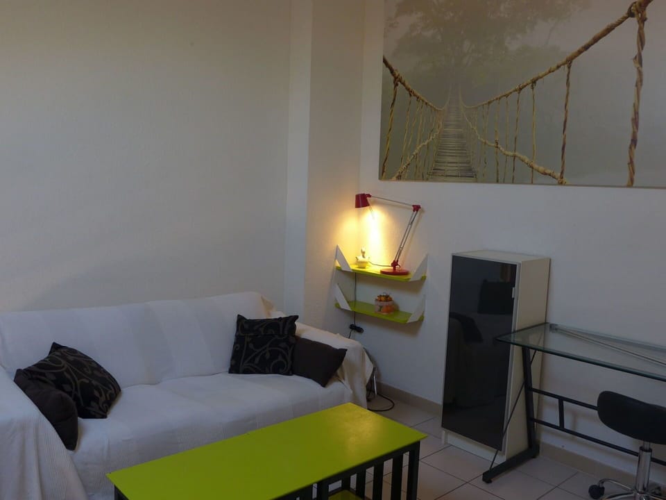Furniture, Property, Comfort, Building, Wood, Interior Design, Table, Architecture, Pillow, Floor