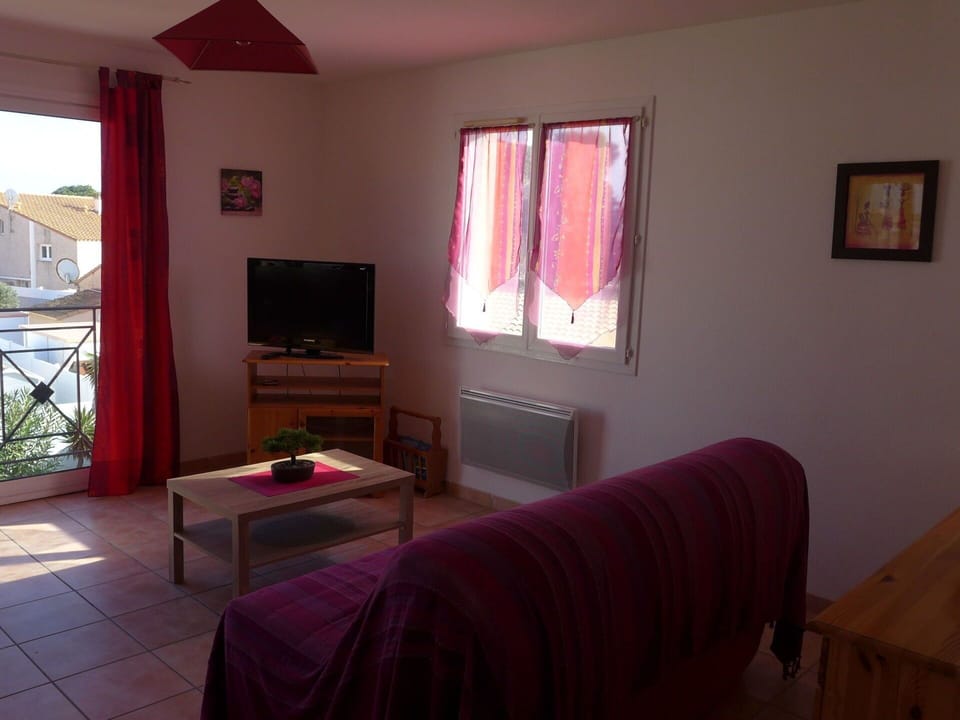 Furniture, Property, Window, Comfort, Wood, Curtain, Plant, Textile, Interior Design, Purple