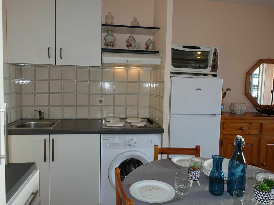 Cabinetry, Kitchen Sink, Property, Tap, Countertop, Sink, Kitchen Stove, Plumbing Fixture, Kitchen Appliance, Kitchen