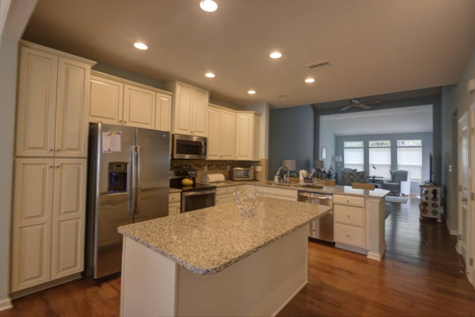 Prepare a meal for up to eight in this up-to-date kitchen!
