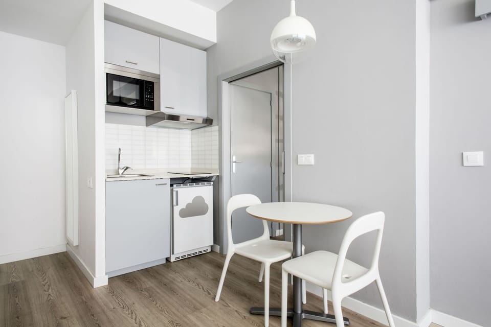 Executive Studio, 1 Queen Bed | Private kitchen | Fridge, microwave, cookware/dishes/utensils, kitchen islands