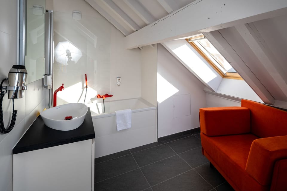 Suite | Bathroom | Combined shower/tub, free toiletries, hair dryer, towels