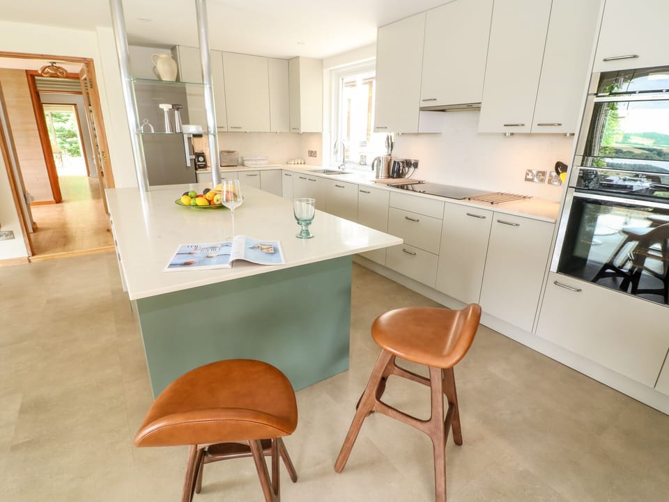 Cottage | Private kitchen | Fridge, microwave, dishwasher, cookware/dishes/utensils