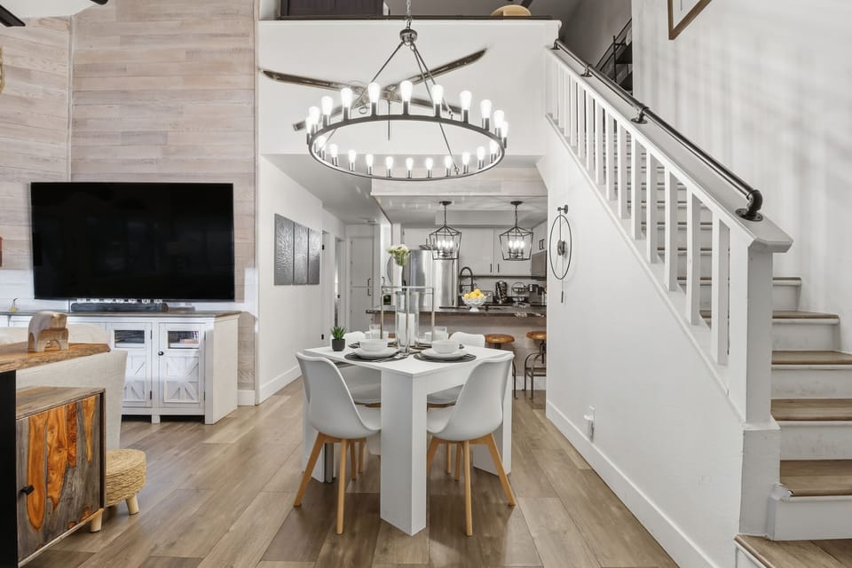Dining Area - table expands to seat 8