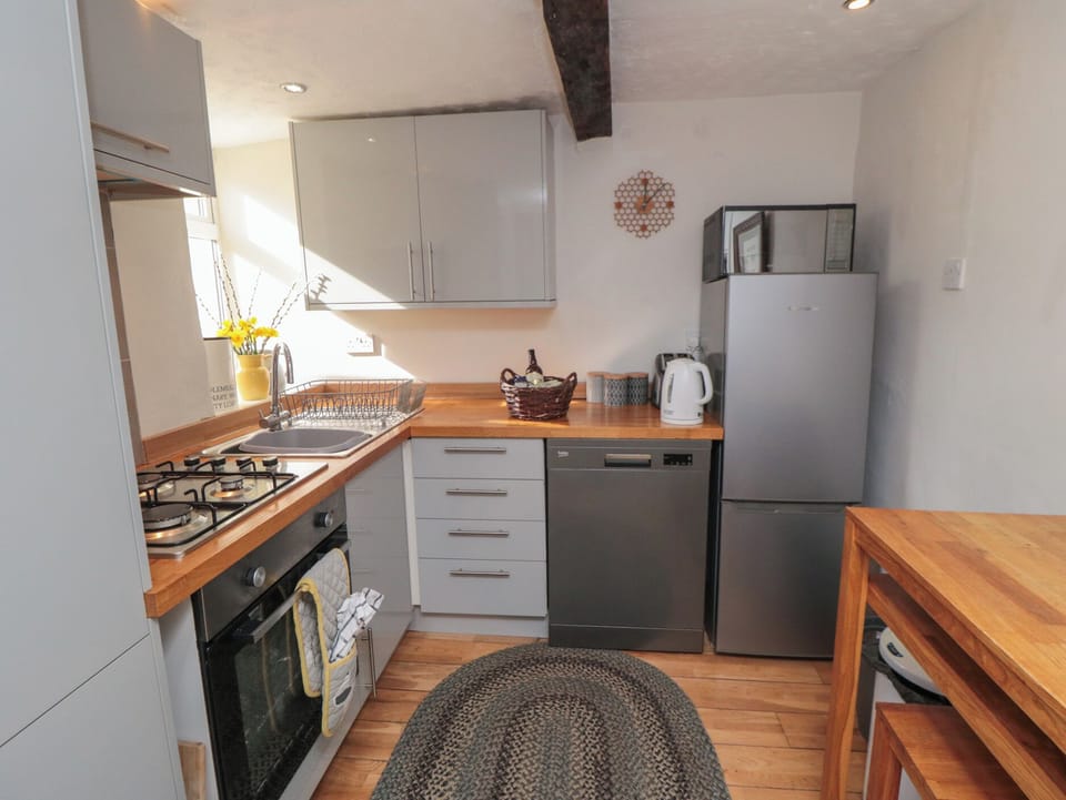 Cottage | Private kitchen | Fridge, microwave, dishwasher, electric kettle
