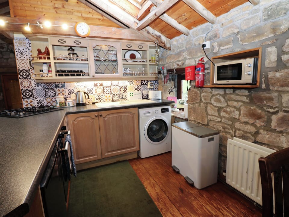 Cottage | Private kitchen | Fridge, dishwasher, electric kettle, toaster