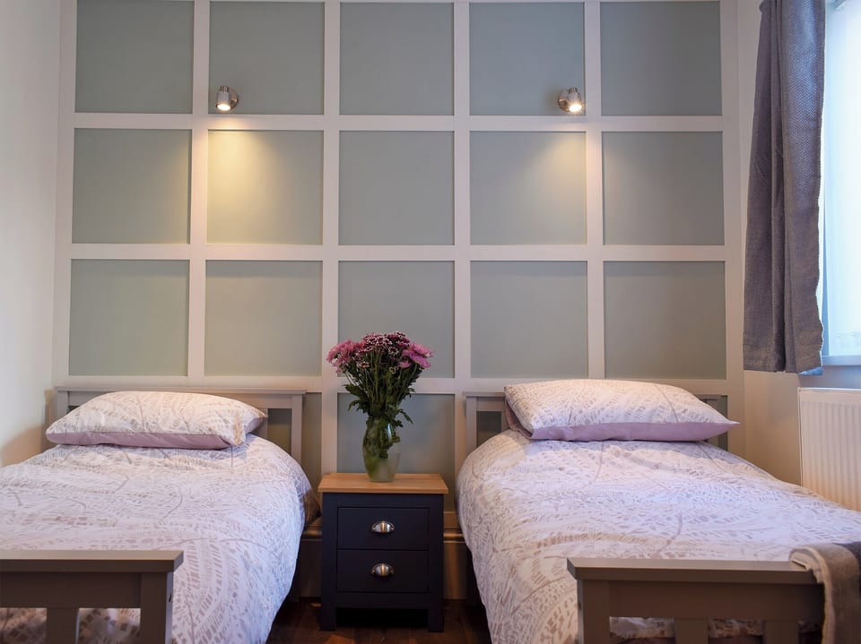 Twin bedroom | Melrose Cottage - Amble Retreats, Amble