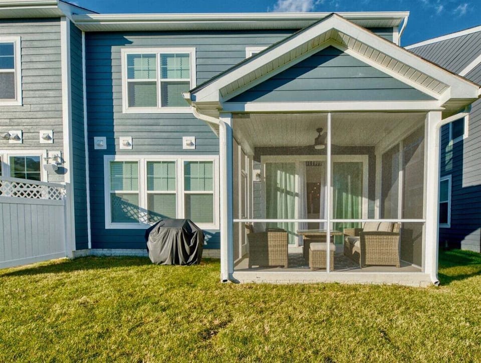 Beautiful screened in back porch