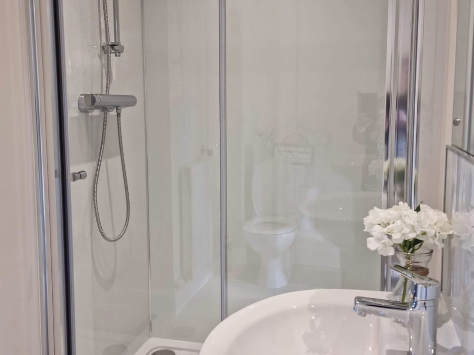 Shower room | Darris Farmhouse, Scaniport