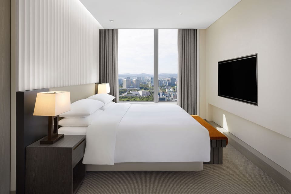 Suite, 1 King Bed, Corner (Magnolia) | Free minibar, in-room safe, desk, blackout drapes