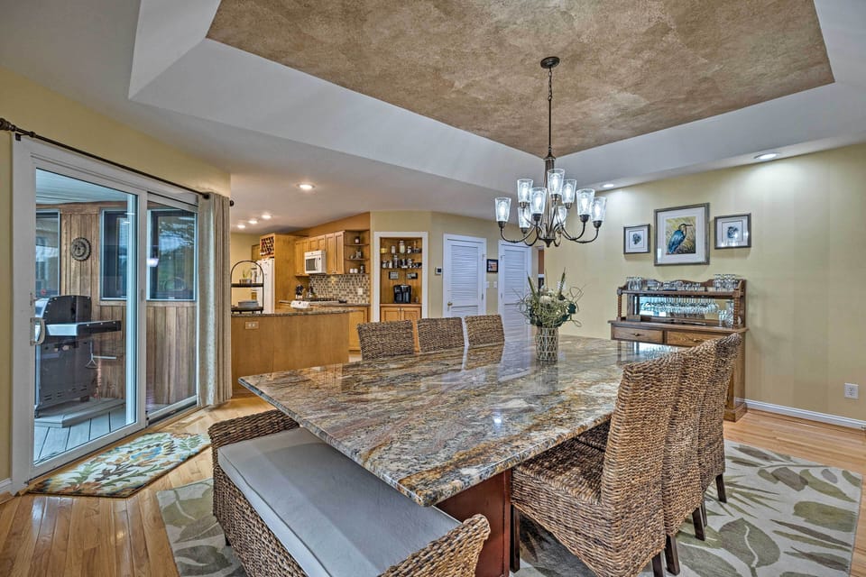 Dining Area | Dishware Provided