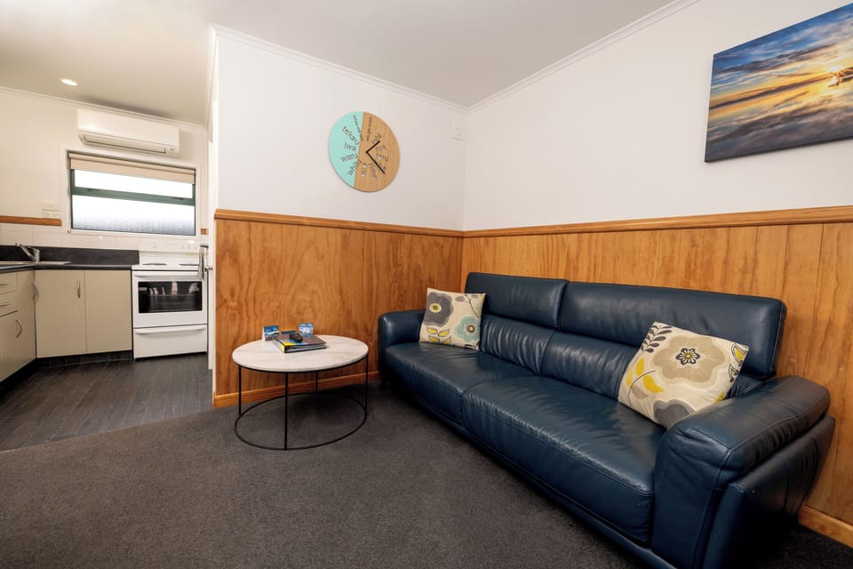 One Bedroom Motel | Living area | 32-inch flat-screen TV with digital channels, TV, Netflix