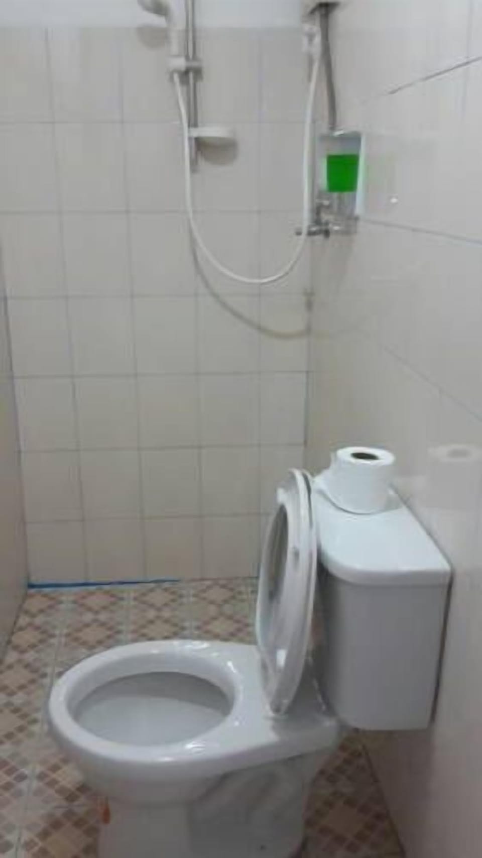 Shower, rainfall showerhead, free toiletries, towels