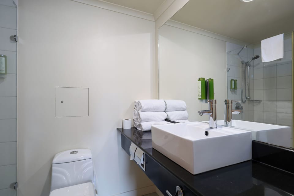 Shower, hydromassage showerhead, free toiletries, hair dryer