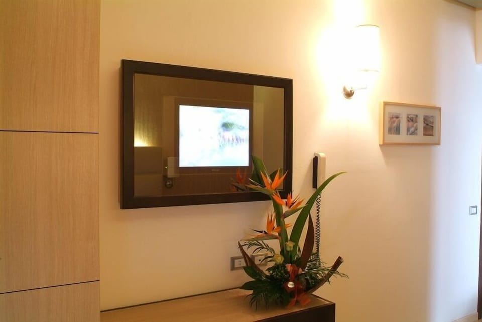 Deluxe Triple Room, Partial Sea View | In-room safe, desk, cribs/infant beds, rollaway beds