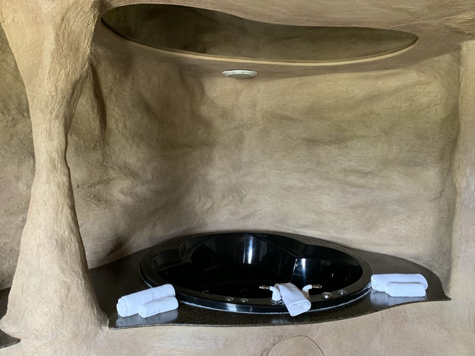 Crystal Cave | Private spa tub