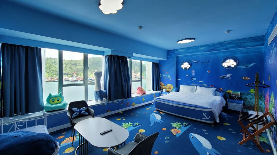 Theme Seaview Suite | Minibar, soundproofing, free WiFi, bed sheets