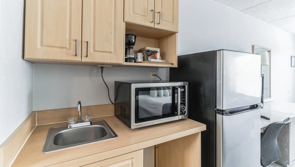 Standard Room, 1 King Bed, Non Smoking, Kitchenette | Private kitchenette | Fridge, microwave, coffee/tea maker