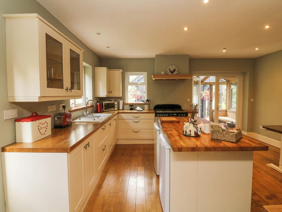 Cottage | Private kitchen | Fridge, microwave, electric kettle, toaster