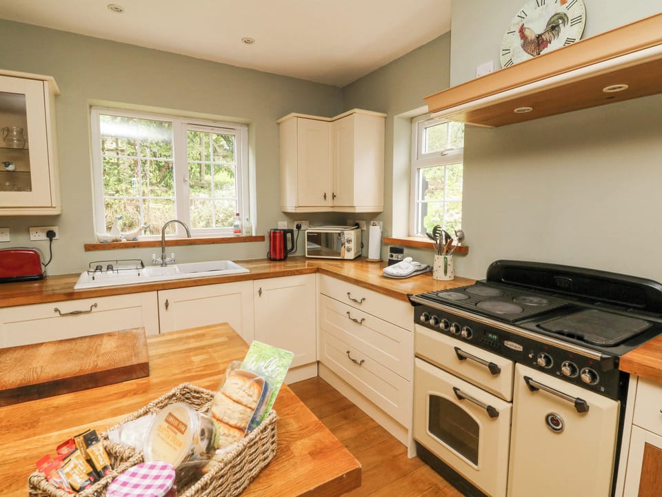 Cottage | Private kitchen | Fridge, microwave, electric kettle, toaster