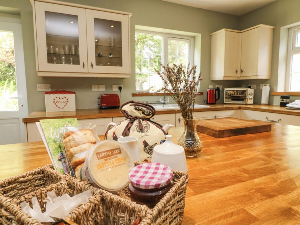 Cottage | Private kitchen | Fridge, microwave, electric kettle, toaster