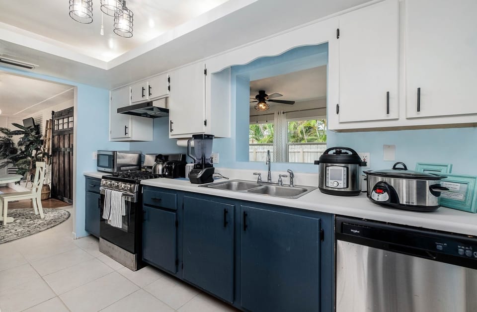 Kitchen with the appliances you always wish you had in a rental!
