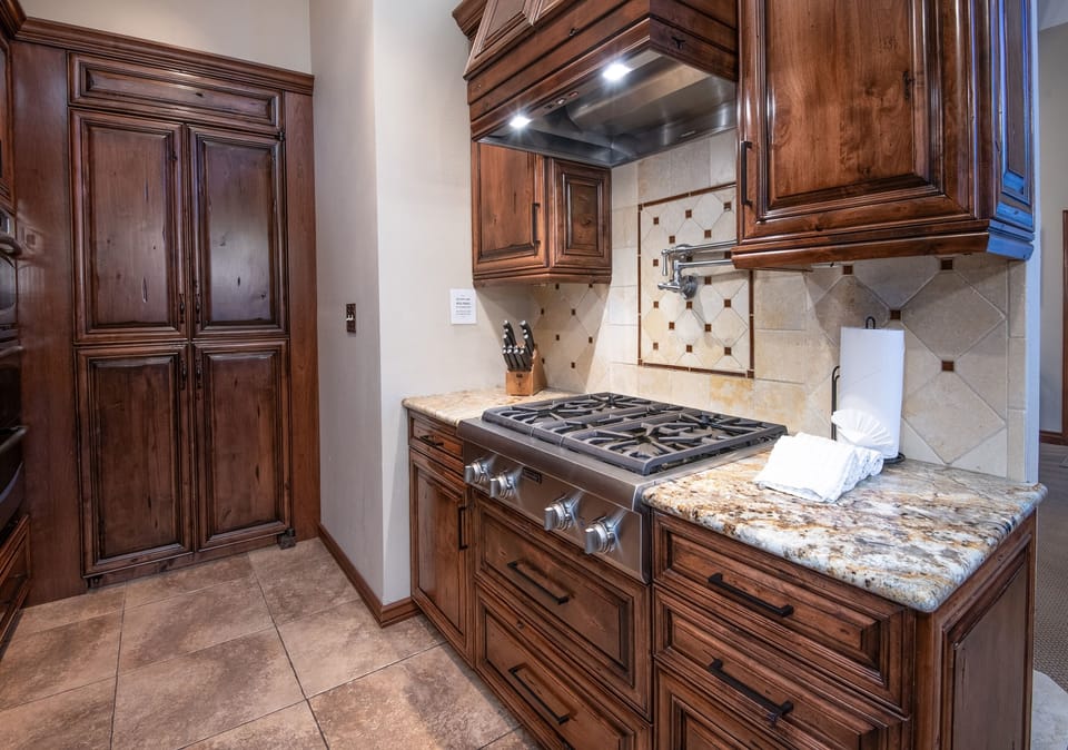 House, 4 Bedrooms | Private kitchen | Fridge, oven, stovetop, coffee/tea maker