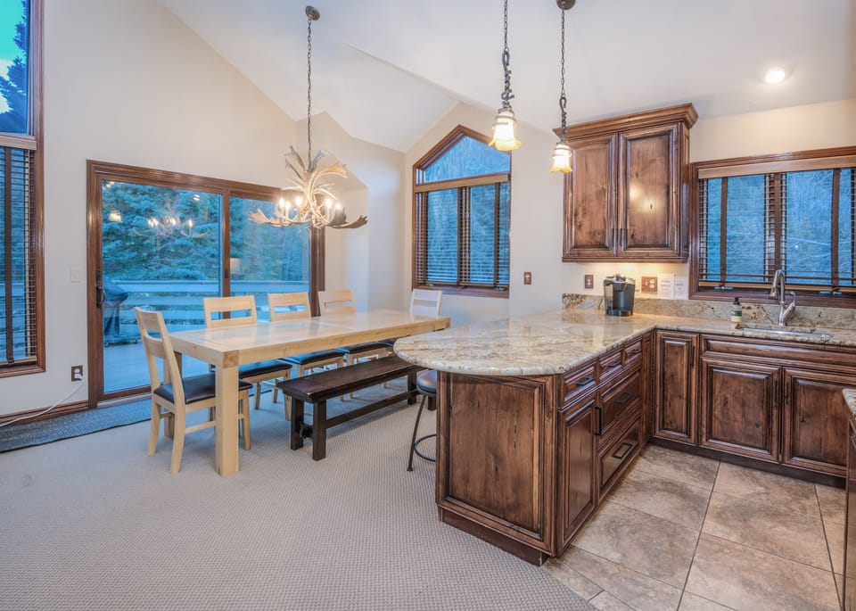 House, 4 Bedrooms | Private kitchen | Fridge, oven, stovetop, coffee/tea maker