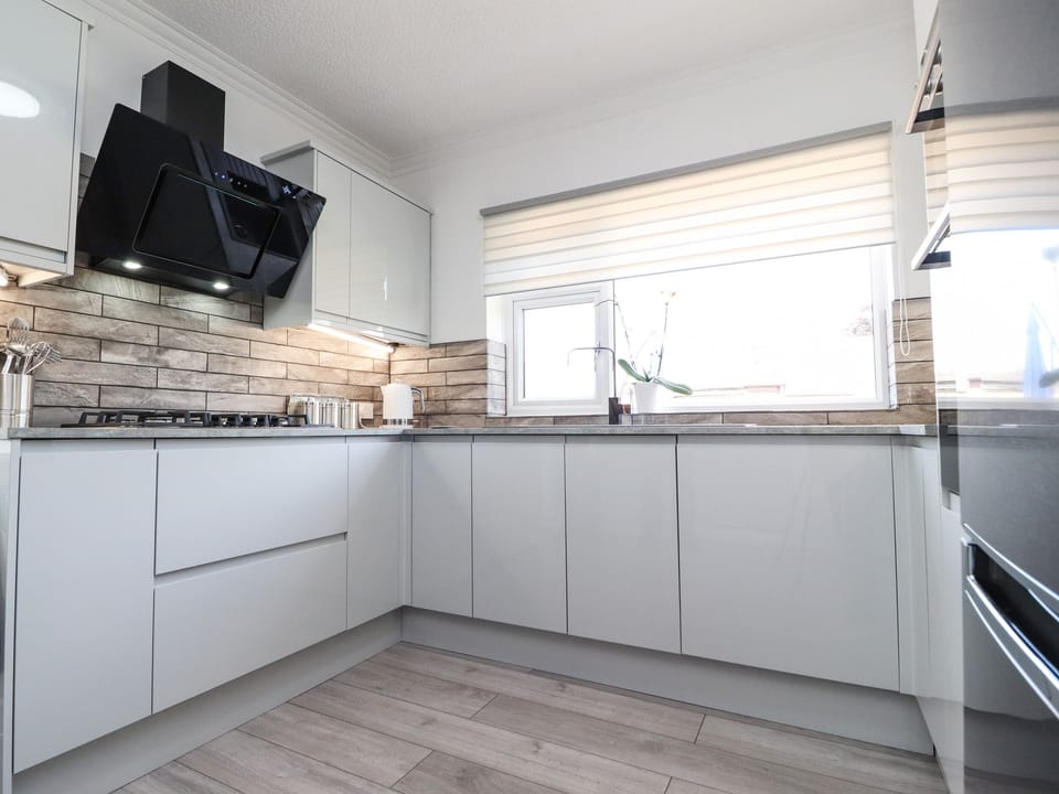 Cottage | Private kitchen | Fridge, dishwasher, cookware/dishes/utensils