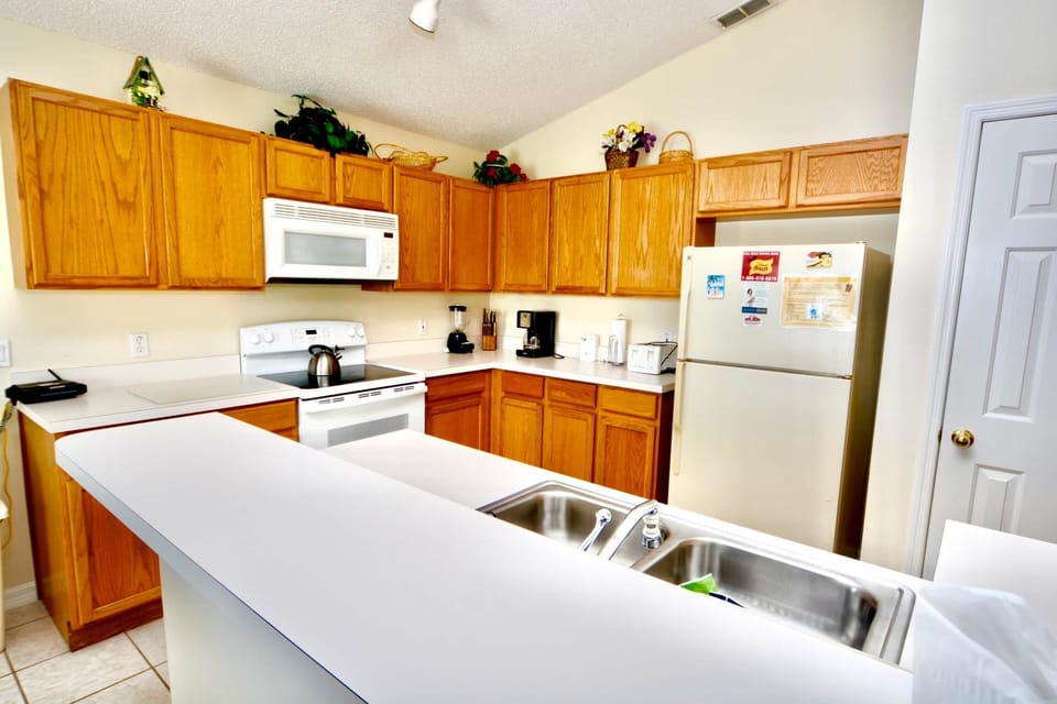 Fully equipped kitchen with breakfast bar