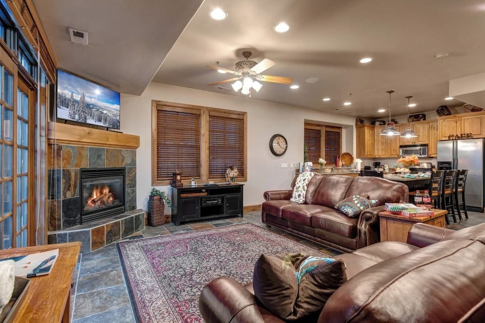 Leather seating and gas fireplace to warmth you during your vacation! 