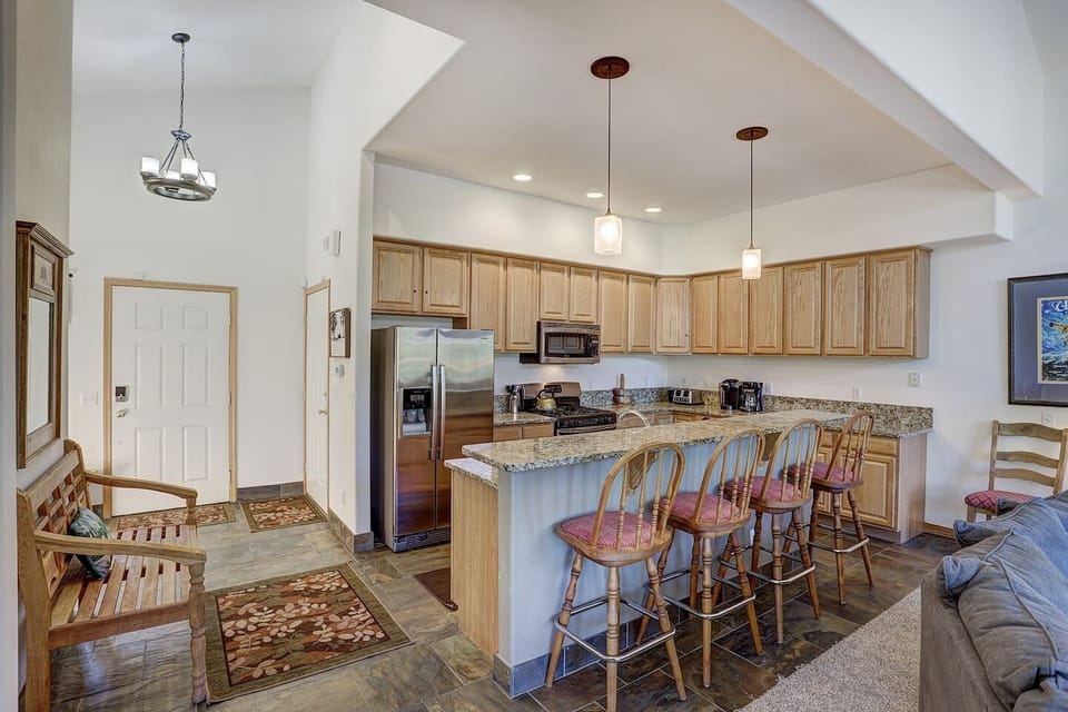 Kitchen, seating for 4 at the counter.