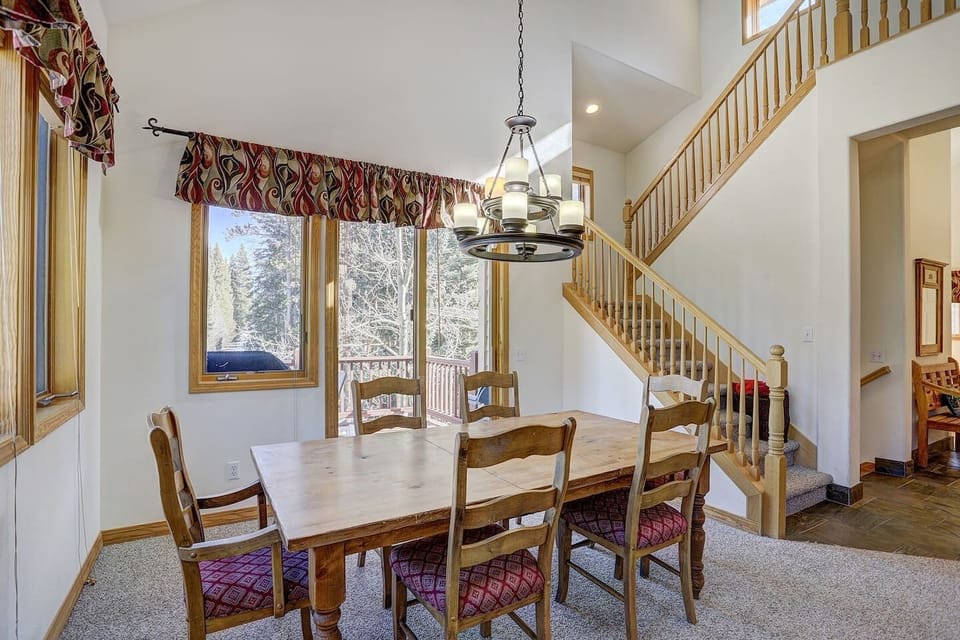 Dining Area, seating for 6.