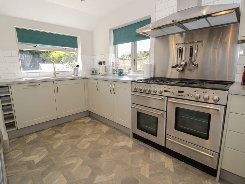 Cottage | Private kitchen | Fridge, microwave, dishwasher, electric kettle