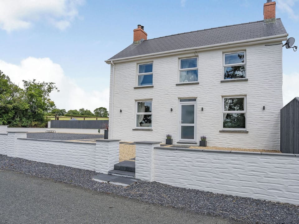 Exterior | Penlon Cwrws, Henllan