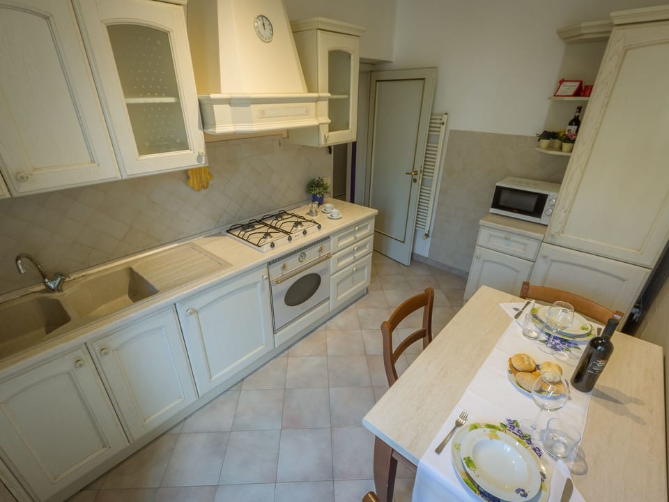 The fully equipped kitchen offers the chance to try some Italian cooking. 