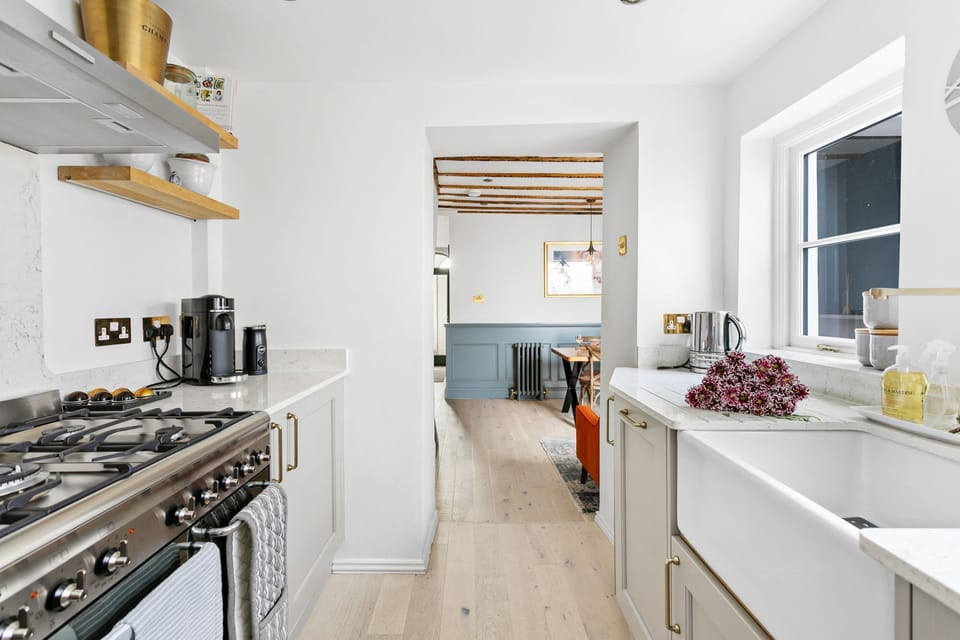 Kitchen with range cooker - 1 Quayside