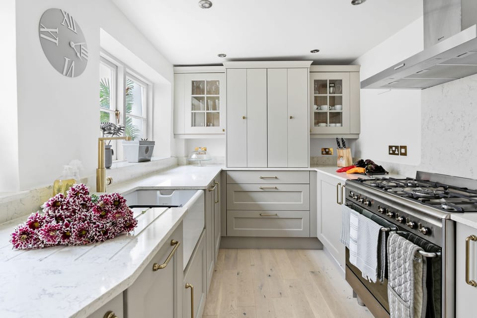 Kitchen with over looking courtyard garden - 1 Quayside