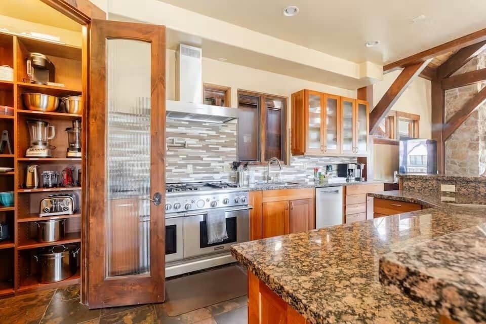Chefs Kitchen + Pantry