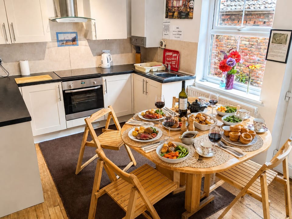 Endeavour Cottage Dinniing Room